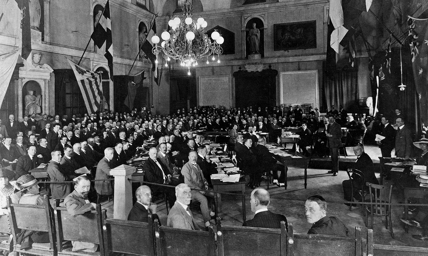 2° Conferenza internazionale del lavoro, Seduta d’apertura svoltasi presso Palazzo San Giorgio a Genova sotto la presidenza del Barone Mayor des Planches, Archivi storici OIL, 1920.